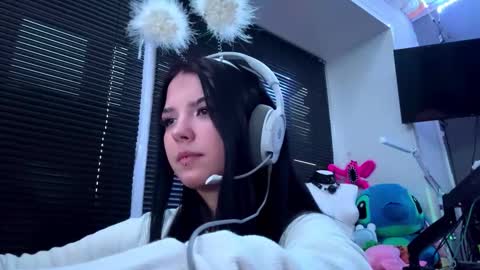 Snapshot of roxiepiurkowski chatting on 10/15/25, 01:00 Hana online show from 10/15/25, 01:00