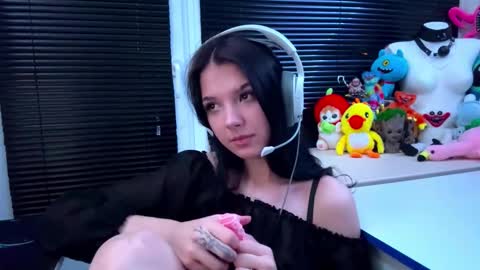 Snapshot of roxiepiurkowski chatting on 10/17/25, 01:14 Hana online show from 10/17/25, 01:14