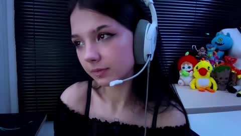 Snapshot of roxiepiurkowski chatting on 10/18/25, 01:12 Hana online show from 10/18/25, 01:12