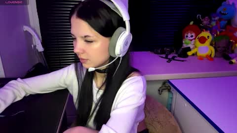 Snapshot of roxiepiurkowski chatting on 10/21/25, 02:07 Hana online show from 10/21/25, 02:07