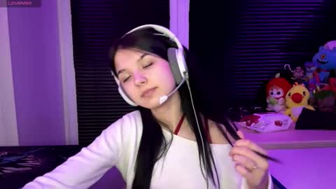 Snapshot of roxiepiurkowski chatting on 10/24/25, 02:24 Hana online show from 10/24/25, 02:24