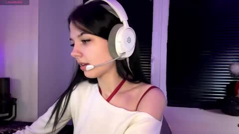 Snapshot of roxiepiurkowski chatting on 11/27/25, 03:14 Hana online show from 11/27/25, 03:14