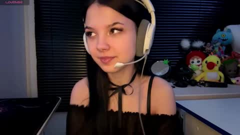 Snapshot of roxiepiurkowski chatting on 11/28/25, 03:25 Hana online show from 11/28/25, 03:25