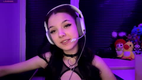 Snapshot of roxiepiurkowski chatting on 12/04/25, 04:16 Hana online show from 12/04/25, 04:16