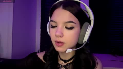 Snapshot of roxiepiurkowski chatting on 12/05/25, 04:03 Hana online show from 12/05/25, 04:03