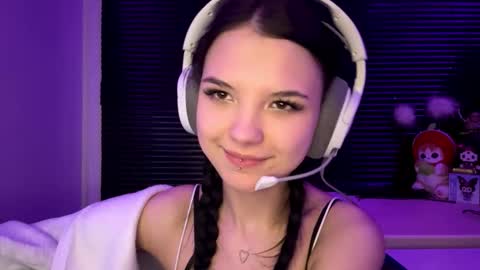 Snapshot of roxiepiurkowski chatting on 12/15/25, 04:00 Hana online show from 12/15/25, 04:00