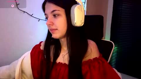 Snapshot of roxiepiurkowski chatting on 03/03/26, 05:08 Hana online show from 03/03/26, 05:08