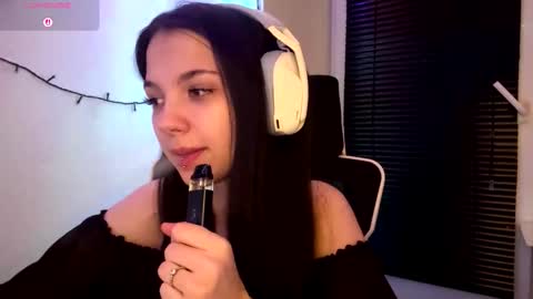 Snapshot of roxiepiurkowski chatting on 03/05/26, 05:09 Hana online show from 03/05/26, 05:09