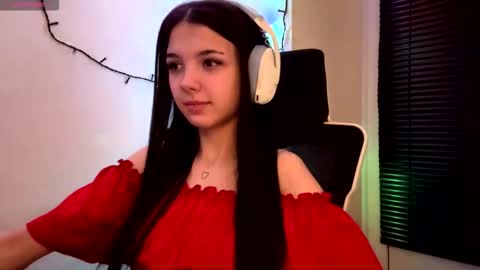Snapshot of roxiepiurkowski chatting on 03/12/26, 06:14 Hana online show from 03/12/26, 06:14