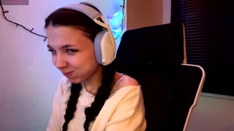 Snapshot of roxiepiurkowski chatting on 03/14/26, 04:12 Hana online show from 03/14/26, 04:12