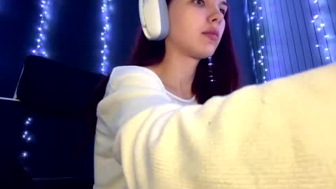Snapshot of roxiepiurkowski chatting on 06/10/26, 03:11 Hana online show from 06/10/26, 03:11