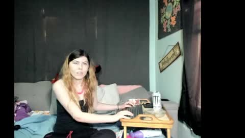 roxihazeleyes online show from 04/28/26, 06:24