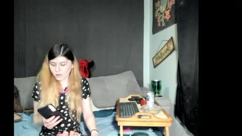 roxihazeleyes online show from 05/01/26, 06:51