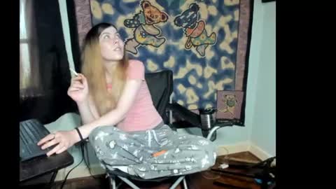 roxihazeleyes online show from 06/24/26, 04:17