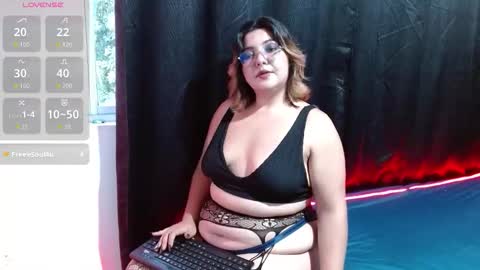 Snapshot of roxy_f_w chatting on 10/28/25, 10:12 Roxana online show from 10/28/25, 10:12
