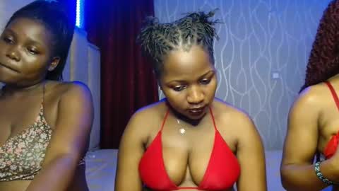 Snapshot of roxy_heather chatting on 11/12/25, 04:18 Roxy online show from 11/12/25, 04:18