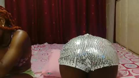 Snapshot of roxy_heather chatting on 04/14/26, 06:03 Roxy online show from 04/14/26, 06:03