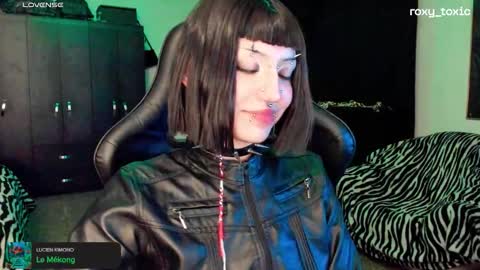 Snapshot of roxy_toxic chatting on 10/15/25, 01:39 Roxy Independient model Help me to reach 50 thumbs up online show from 10/15/25, 01:39
