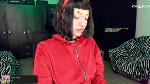 Snapshot of roxy_toxic chatting on 10/23/25, 01:38 Roxy Independient model Help me to reach 50 thumbs up online show from 10/23/25, 01:38