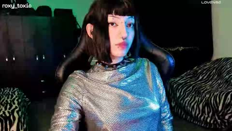 Snapshot of roxy_toxic chatting on 11/11/25, 01:16 Roxy Independient model Help me to reach 50 thumbs up online show from 11/11/25, 01:16