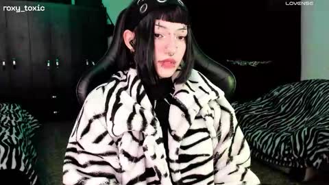 Snapshot of roxy_toxic chatting on 11/13/25, 12:53 Roxy Independient model Help me to reach 50 thumbs up online show from 11/13/25, 12:53