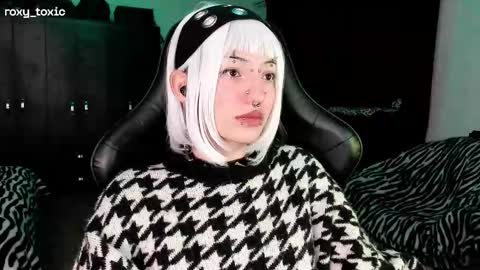 Snapshot of roxy_toxic chatting on 11/19/25, 02:00 Roxy Independient model Help me to reach 50 thumbs up online show from 11/19/25, 02:00