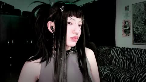 Snapshot of roxy_toxic chatting on 03/04/26, 01:33 Roxy Independient model Help me to reach 50 thumbs up online show from 03/04/26, 01:33