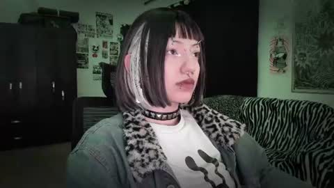 Snapshot of roxy_toxic chatting on 06/18/26, 12:55 Roxy Independient model Help me to reach 50 thumbs up online show from 06/18/26, 12:55