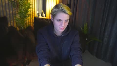 Snapshot of roxyflames chatting on 12/03/25, 01:53 roxyflames online show from 12/03/25, 01:53