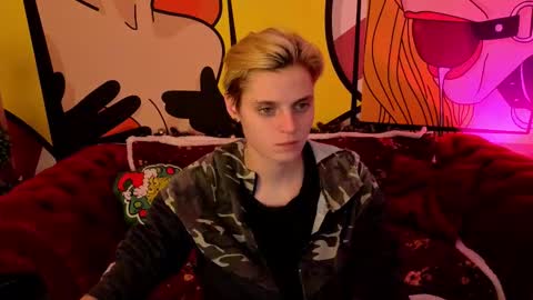 Snapshot of roxyflames chatting on 12/15/25, 01:48 roxyflames online show from 12/15/25, 01:48