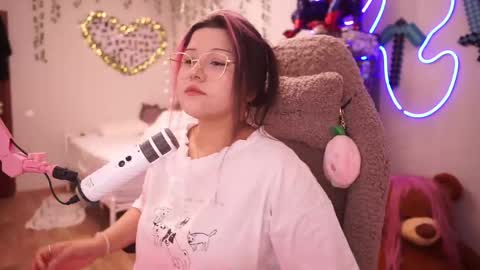 Snapshot of roxysuh chatting on 10/20/25, 08:04 roxysuh online show from 10/20/25, 08:04