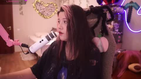 Snapshot of roxysuh chatting on 10/26/25, 10:21 roxysuh online show from 10/26/25, 10:21