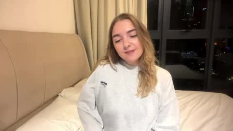 Snapshot of roxysweetdream chatting on 05/19/26, 02:23 Roxy online show from 05/19/26, 02:23