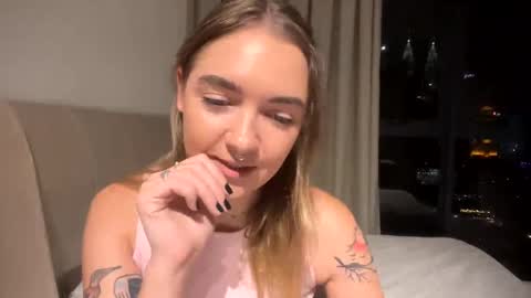 Snapshot of roxysweetdream chatting on 05/24/26, 02:22 Roxy online show from 05/24/26, 02:22