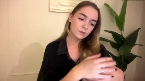 Snapshot of roxysweetdream chatting on 05/31/26, 12:12 Roxy online show from 05/31/26, 12:12