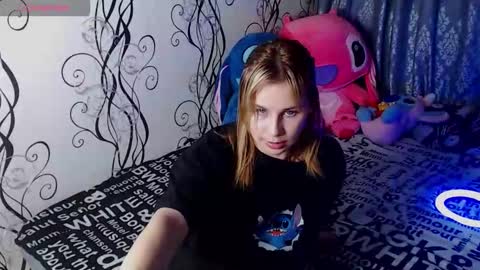 Snapshot of royangela chatting on 09/25/25, 09:40 angela online show from 09/25/25, 09:40