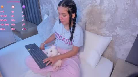 Snapshot of rubby_grundy chatting on 06/05/26, 04:30 R U B B Y online show from 06/05/26, 04:30