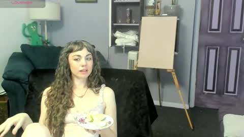 Snapshot of ruehallow chatting on 06/02/26, 12:01 Rue Hallow online show from 06/02/26, 12:01