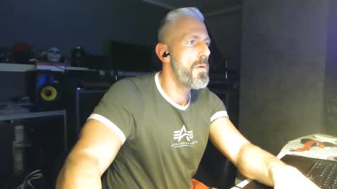 Chico que rico Caliente online show from 02/22/25, 06:50