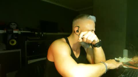 Snapshot of ruffi77 chatting on 10/15/25, 03:39 Chico que rico Caliente online show from 10/15/25, 03:39