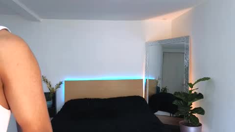 Snapshot of russell_adams_ chatting on 09/15/25, 07:36 R U S S E L L online show from 09/15/25, 07:36