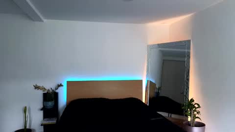 Snapshot of russell_adams_ chatting on 09/19/25, 01:12 R U S S E L L online show from 09/19/25, 01:12