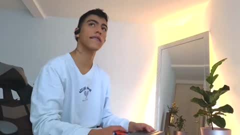 Snapshot of russell_adams_ chatting on 09/30/25, 11:26 R U S S E L L online show from 09/30/25, 11:26