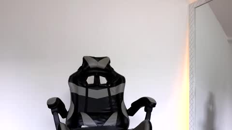 Snapshot of russell_adams_ chatting on 11/06/25, 01:34 R U S S E L L online show from 11/06/25, 01:34