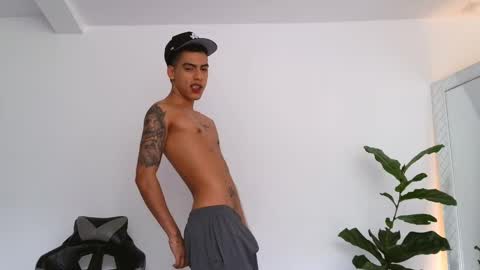 Snapshot of russell_adams_ chatting on 11/08/25, 01:33 R U S S E L L online show from 11/08/25, 01:33