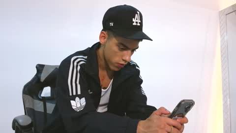 Snapshot of russell_adams_ chatting on 11/11/25, 01:16 R U S S E L L online show from 11/11/25, 01:16