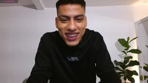 Snapshot of russell_adams_ chatting on 11/13/25, 01:15 R U S S E L L online show from 11/13/25, 01:15