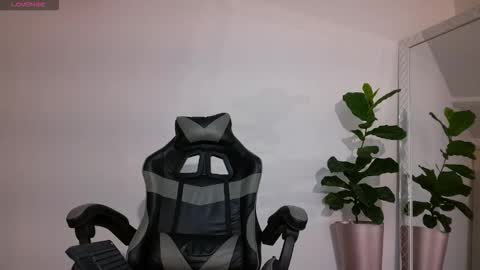 Snapshot of russell_adams_ chatting on 11/14/25, 09:52 R U S S E L L online show from 11/14/25, 09:52