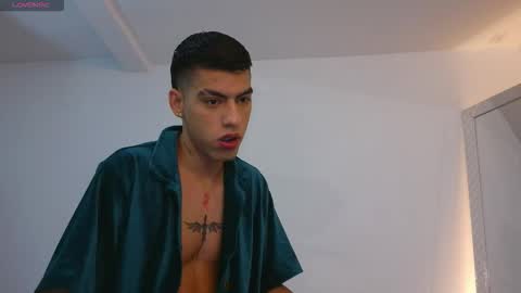 Snapshot of russell_adams_ chatting on 11/16/25, 07:25 R U S S E L L online show from 11/16/25, 07:25