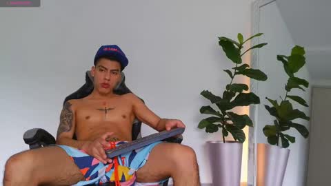 Snapshot of russell_adams_ chatting on 11/18/25, 01:48 R U S S E L L online show from 11/18/25, 01:48